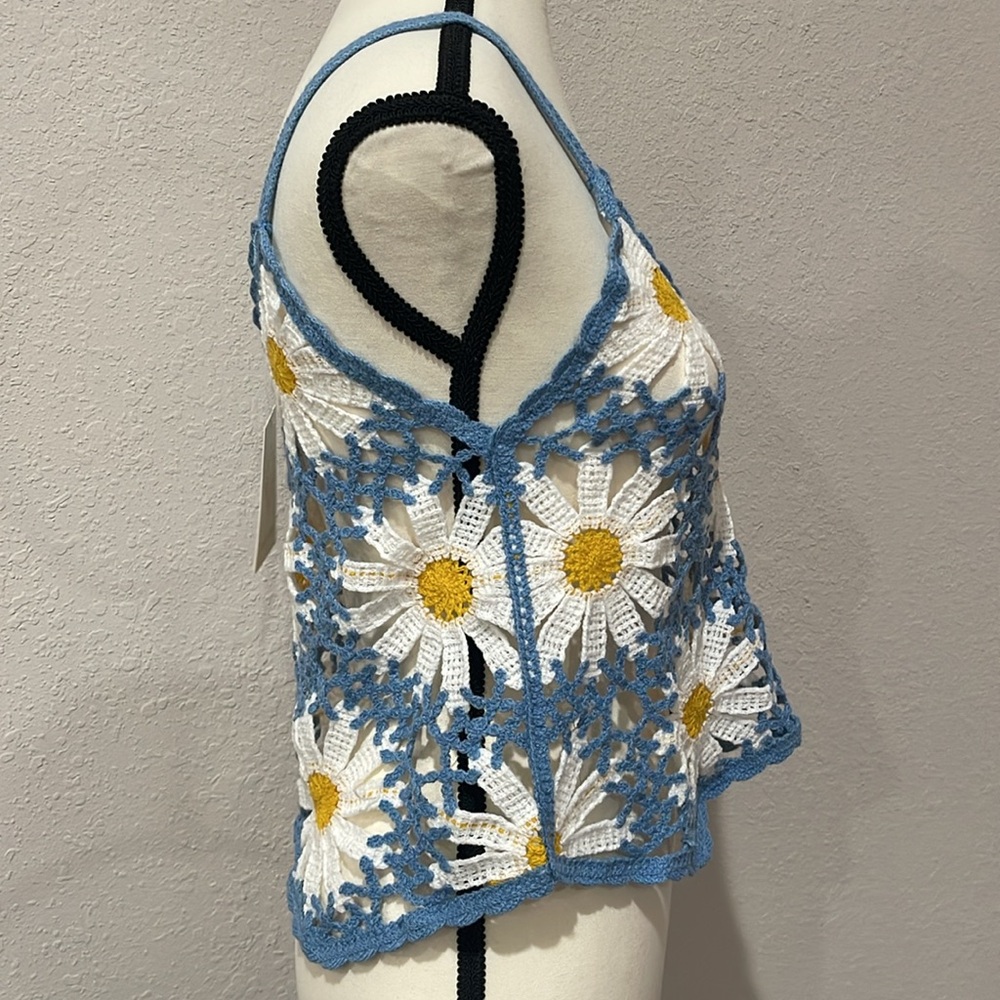 REBELLION Daisy Crochet Style Top SZ M Blue White and Yellow Floral Crop Top NWT - Picture 2 of 10